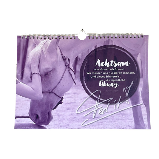 Titelseite Wandkalender "Achtsamkeit mit Pferden" voller Pferdefotos und inspirierende Zitate und Reflexionsfragen